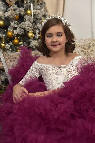 Uma Menina Vestido Branco Chique Com Vestido Borgonha Senta Sofá — Fotografia de Stock