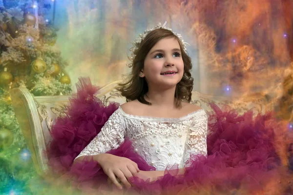 Uma Menina Vestido Branco Chique Com Vestido Borgonha Senta Sofá — Fotografia de Stock