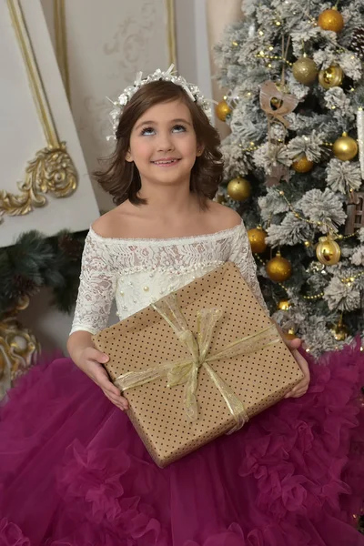 Uma Menina Branco Chique Com Vestido Borgonha Com Uma Caixa — Fotografia de Stock