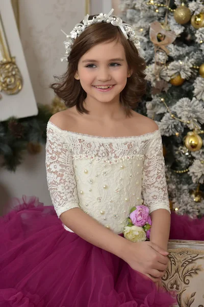 Menina Branco Elegante Com Vestido Borgonha Natal — Fotografia de Stock