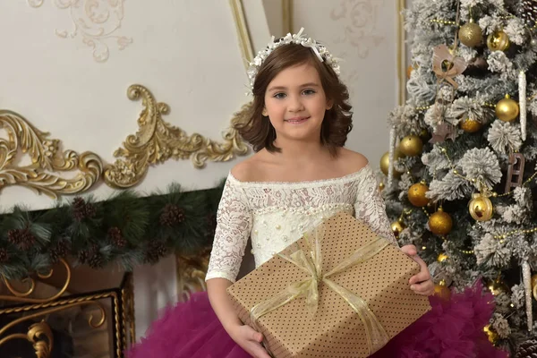 Una Chica Elegante Blanco Con Vestido Color Burdeos Con Una — Foto de Stock