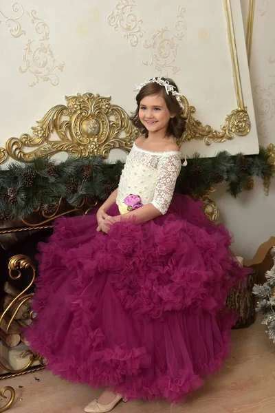 クリスマスでブルゴーニュのドレスでエレガントなホワイトの女の子 — ストック写真