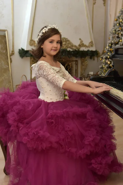 Menina Branco Elegante Com Vestido Borgonha Piano — Fotografia de Stock