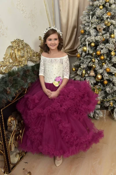 クリスマスでブルゴーニュのドレスでエレガントなホワイトの女の子 — ストック写真