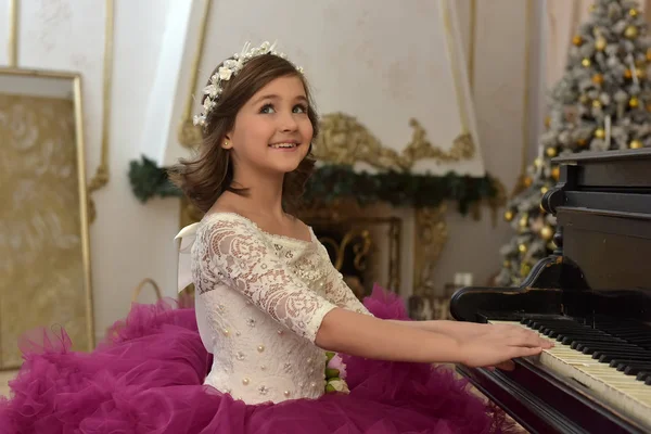 Menina Branco Elegante Com Vestido Borgonha Piano — Fotografia de Stock