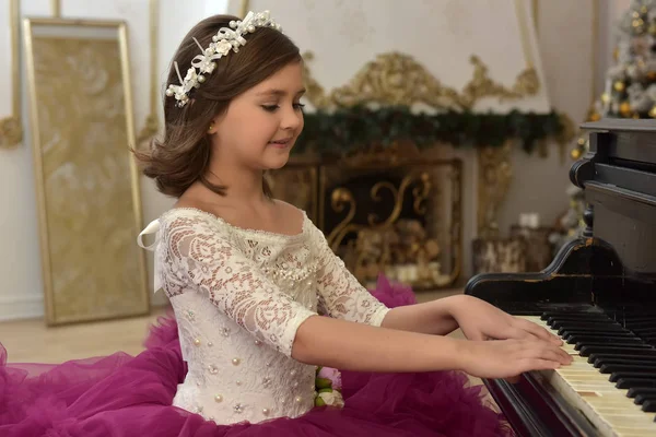 Menina Branco Elegante Com Vestido Borgonha Piano — Fotografia de Stock