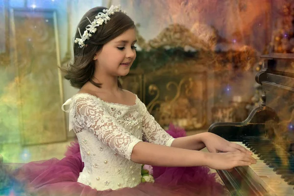 Menina Branco Elegante Com Vestido Borgonha Piano — Fotografia de Stock