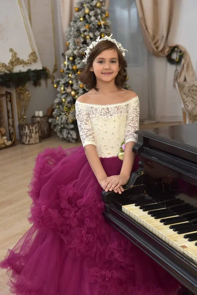 Menina Branco Elegante Com Vestido Borgonha Piano — Fotografia de Stock