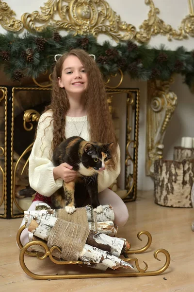 Meisje Kind Met Een Kat Haar Armen Bij Open Haard — Stockfoto