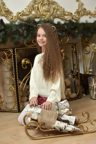 Meisje Kind Bij Open Haard Kerstmis Hal Met Gouden Versieringen — Stockfoto
