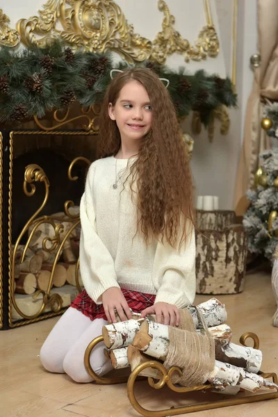 Dziecko Dziewczynka Przy Kominku Boże Narodzenie Hali Złote Ozdoby — Zdjęcie stockowe