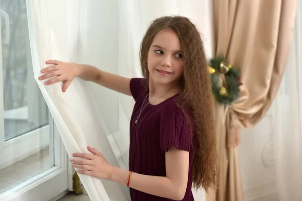 Ragazza Bambino Dalla Finestra Tende Natale — Foto Stock