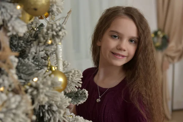 Brünettes Mädchen Weihnachtsbaum Mit Goldkugeln — Stockfoto