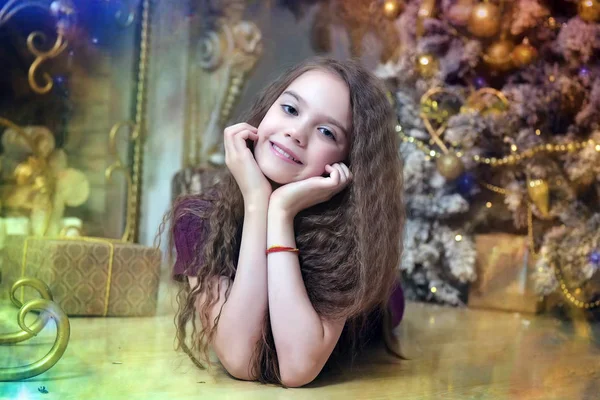 Ragazza Bruna Sdraiata Sul Pavimento Vicino All Albero Natale — Foto Stock