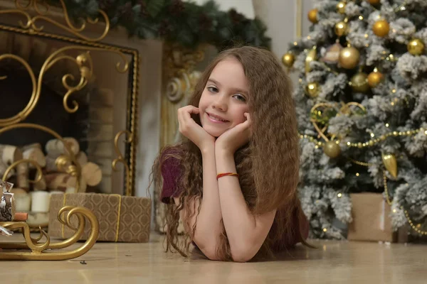 Brunette Girl Lying Floor Christmas Tree — Stock Photo, Image