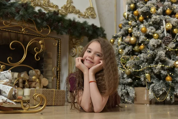 Morena Chica Tumbada Suelo Cerca Del Árbol Navidad —  Fotos de Stock