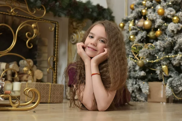 Brunette Girl Lying Floor Christmas Tree — Stock Photo, Image