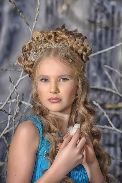 年轻女孩的冬季肖像与白色玩具鸟在手 — 图库照片