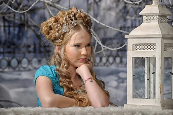 Märchen Winterporträt Eines Jungen Mädchens Mit Weißer Taschenlampe — Stockfoto