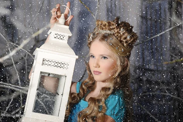 白懐中電灯を持つ少女の妖精 冬の肖像 — ストック写真