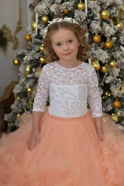 クリスマス インテリアに美しいボール ガウンの美しい少女 — ストック写真