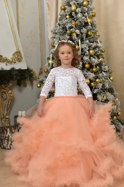 Pequena Menina Bonita Com Cabelo Castanho Vestido Cor Pêssego — Fotografia de Stock