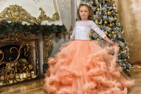 Красивая Молодая Девушка Красивом Бальном Платье Рождественских Интерьерах — стоковое фото