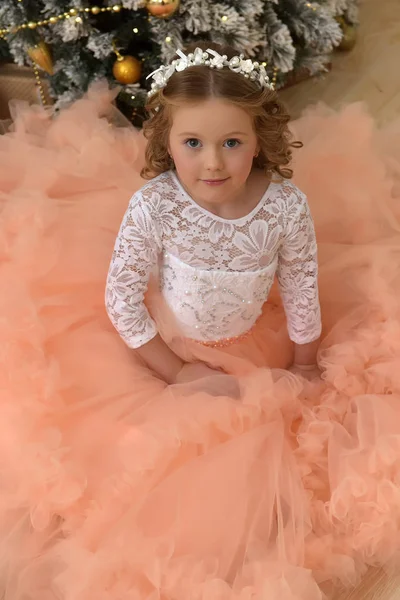 桃色のドレスで茶色の髪の美しい少女 — ストック写真