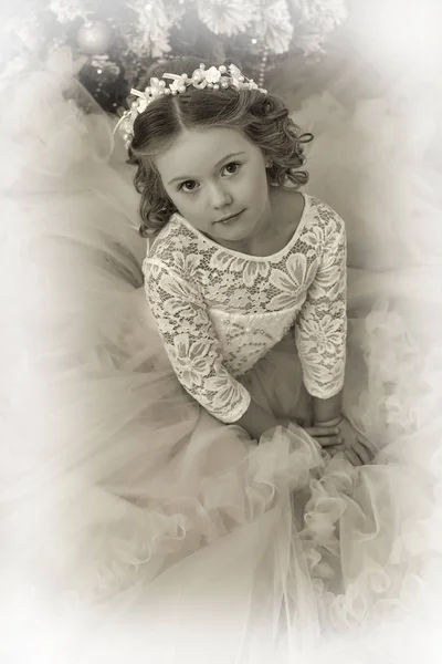 一个小女孩在圣诞节的复古肖像 — 图库照片