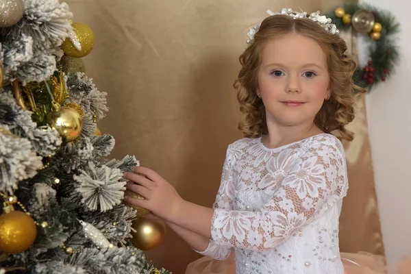 Flicka i en vacker balklänning i jul inredning — Stockfoto