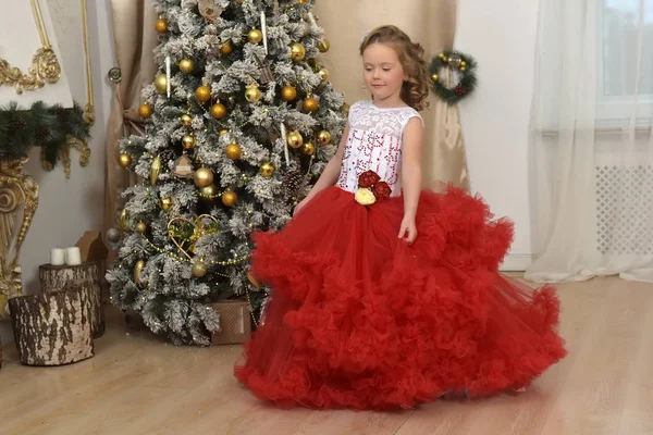 Menina Bonita Dançando Vermelho Com Vestido Branco Natal Pela Árvore — Fotografia de Stock