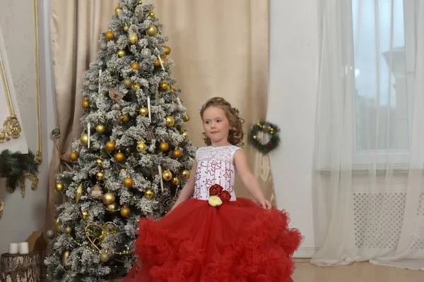 Menina Bonita Dançando Vermelho Com Vestido Branco Natal Pela Árvore — Fotografia de Stock
