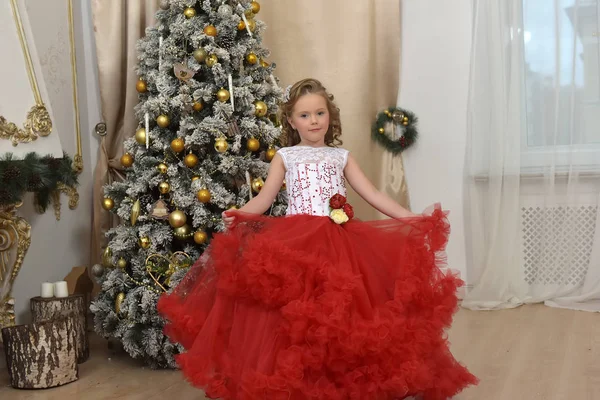 Hermosa Chica Bailando Rojo Con Vestido Blanco Navidad Por Árbol — Foto de Stock