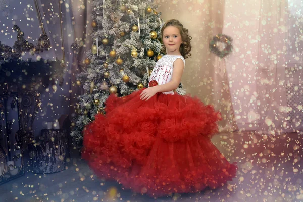 Красивая Девушка Танцует Красном Белым Платьем Рождество Елки — стоковое фото