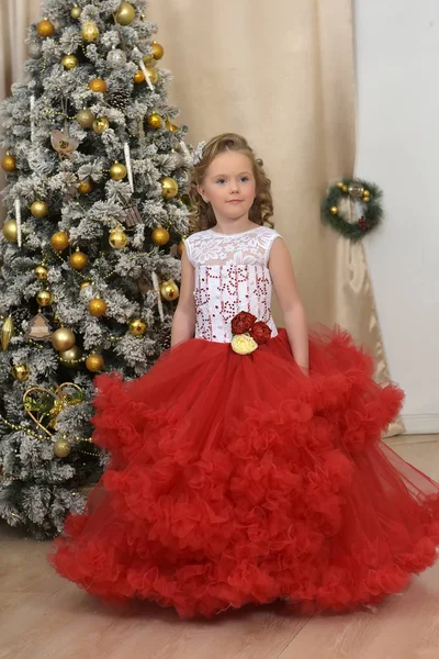 Menina Bonita Dançando Vermelho Com Vestido Branco Natal Pela Árvore — Fotografia de Stock