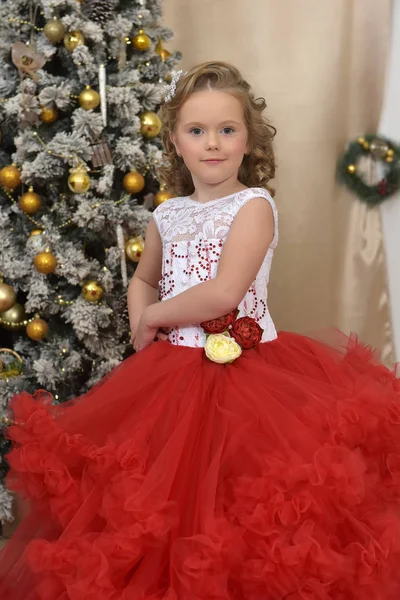 Krásná dívka tančí v červené barvě s bílými šaty na Vánoce — Stock fotografie