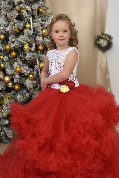 Mooi meisje dansen in het rood met witte jurk in kerst — Stockfoto