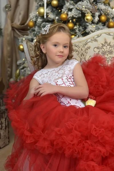 Красивая Девушка Красном Белым Платьем Комнате — стоковое фото
