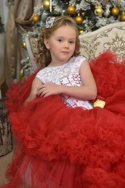 Menina Bonita Vermelho Com Vestido Branco Quarto — Fotografia de Stock