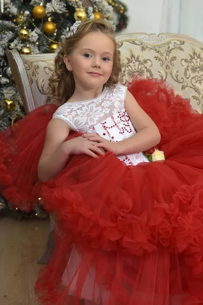 部屋の白いドレスと赤の美しい少女 — ストック写真