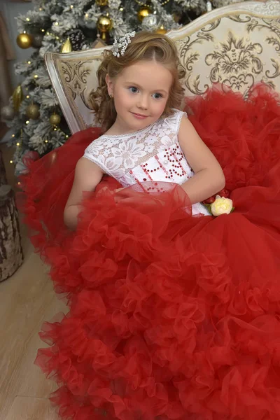 Krásná Dívka Červené Barvě Bílými Šaty Místnosti — Stock fotografie
