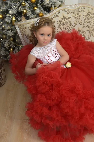 Mooi Meisje Rood Met Witte Jurk Kamer — Stockfoto