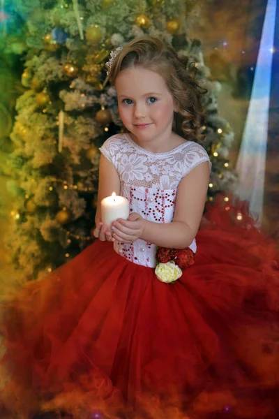 Retrato Una Chica Encantadora Con Velas Las Manos —  Fotos de Stock