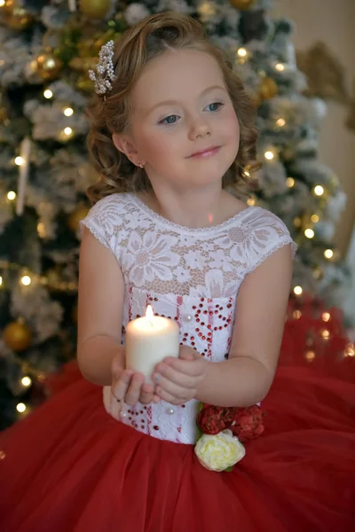 Πορτρέτο Της Ένα Γοητευτικό Κορίτσι Κεριά Στα Χέρια — Φωτογραφία Αρχείου