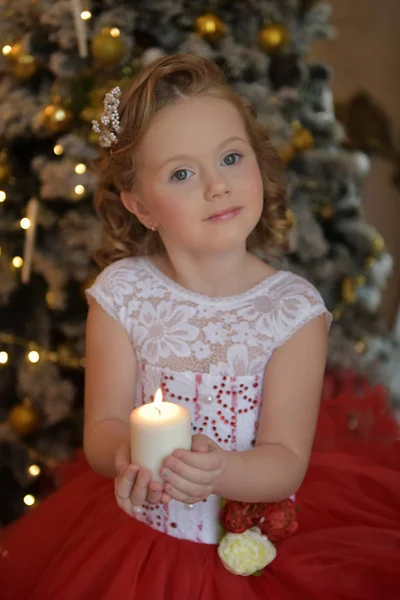 Retrato Una Chica Encantadora Con Velas Las Manos —  Fotos de Stock