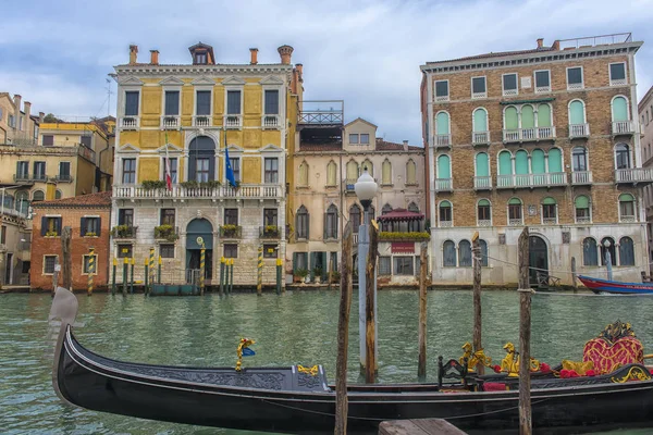 Италия Венеция 2018 Гандола Фоне Канала Зданий — стоковое фото