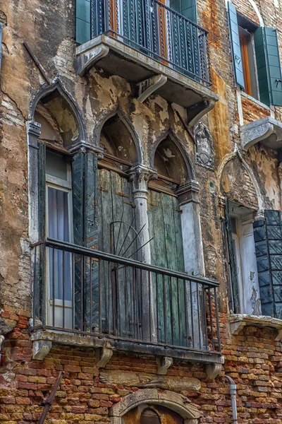 Italia Venecia 2018 Ventanas Vintage Pared Una Casa Ladrillo Sobre — Foto de Stock