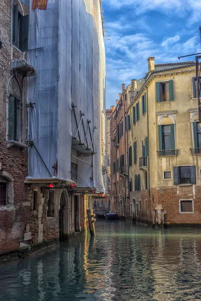 Италия Венеция 0301 2018 Старые Кирпичные Дома Вдоль Канала — стоковое фото