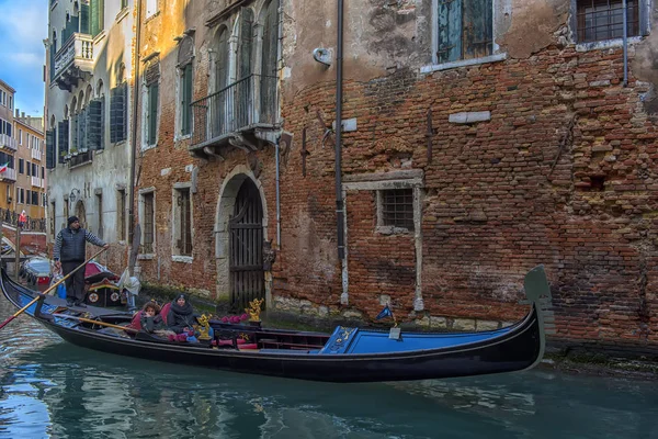Italia Venecia 2018 Gandola Con Los Turistas Canal — Foto de Stock