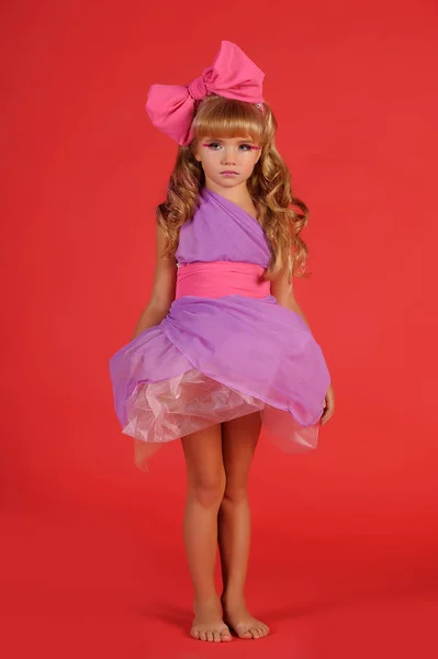 Kleine Meisje Blond Studio Naar Het Beeld Van Een Pop — Stockfoto
